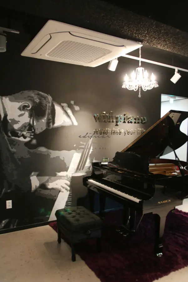 뮤럴아트와 샹들리에가 빛나는 그랜드피아노 연주 공간